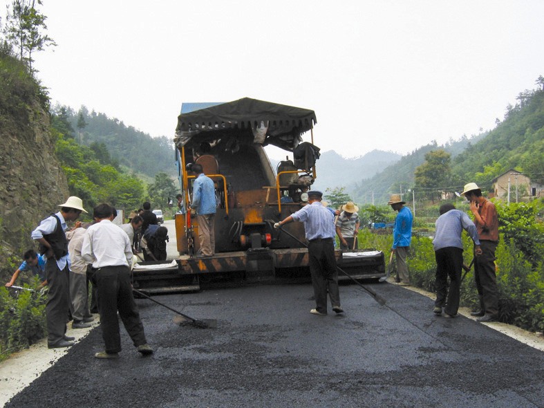 柏油路紧张施工