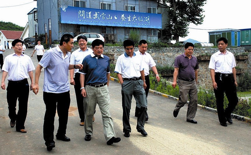 市联社理事长钟想传(前排左二,主任李汉民(右二)深入武当山太极湖