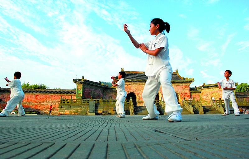 一群中小学生在武当山玉虚宫习练武术