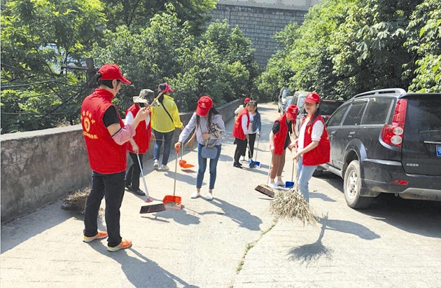 茅箭区二堰街办高校园社区志愿者义务劳动