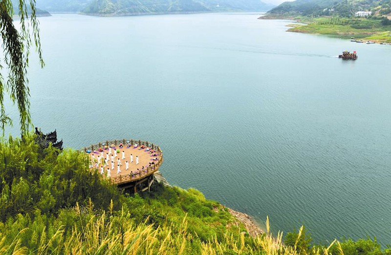 圣水湖畔风景秀丽