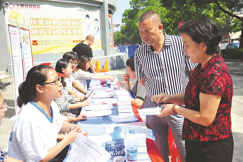 局党组书记,局长顾世英检查指导法治宣传工作