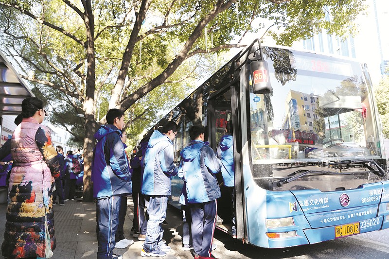 市人民小学学生放学后自觉排队上公交车.