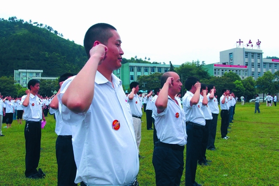 顺强运业公司300多名的哥的姐举起右手庄严宣誓