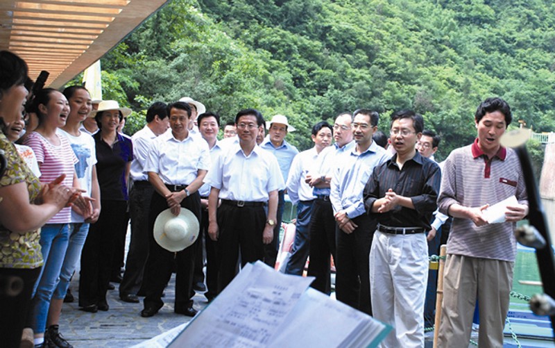 省委副书记,武汉市委书记杨松和武汉市市长阮成发在五龙河风景区调研.