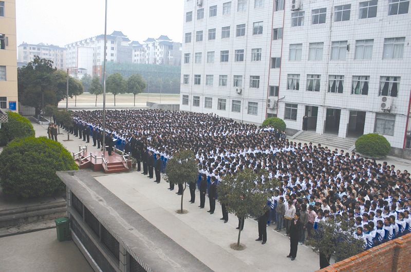 在这奇山秀水之间,一座人才殿堂——丹江口市第二中学,孕育着英才辈出