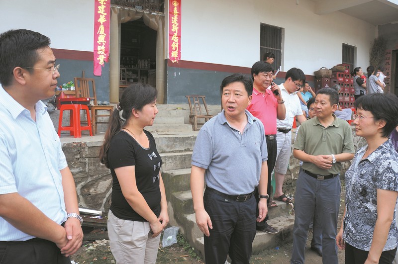 市委书记,市长周霁(左三)在张湾检查指导抗洪救灾张湾区委书记朱芳(左
