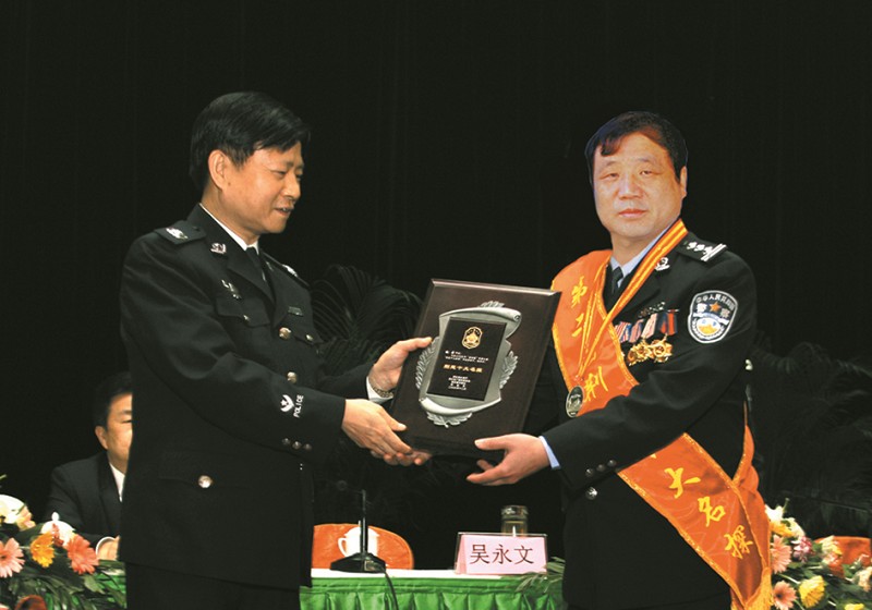 特别报道 正文秦楚网讯(十堰日报)记者金虹  特约记者林波 "鲍局,你的