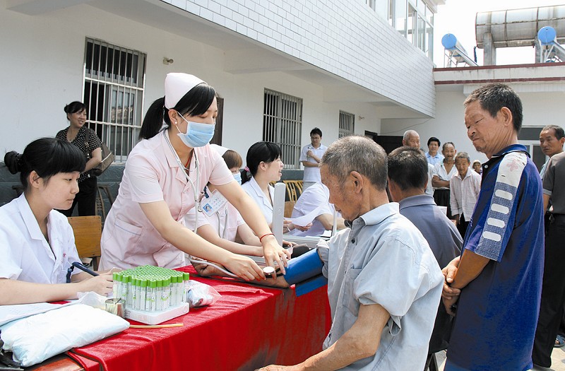 竹山縣人民醫院醫護人員為福利院老人體檢