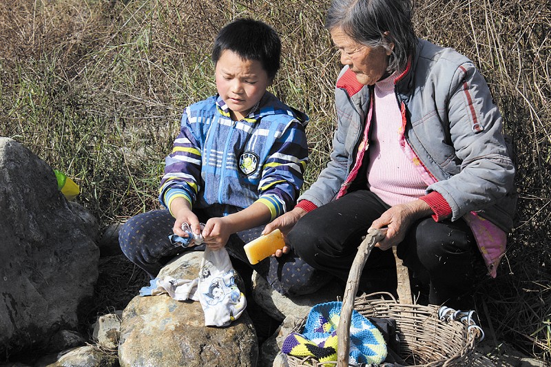 與八旬奶奶相依為命 鄖陽區10歲男孩雙肩撐起一個家