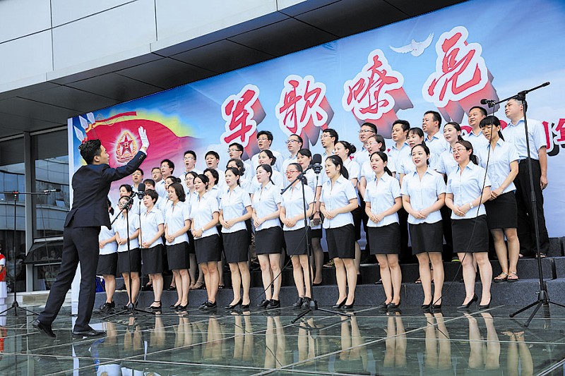 目标召唤在前方……"7月28日下午4时许,市人民医院健康广场军歌嘹亮